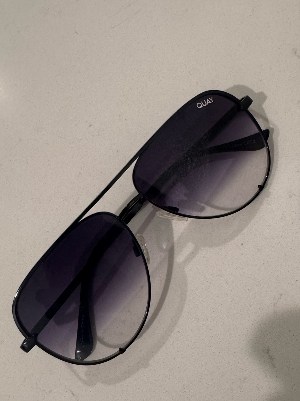 DEZI Quay Australia Black Aviator Sunglasses with Gradient Smoke Lenses